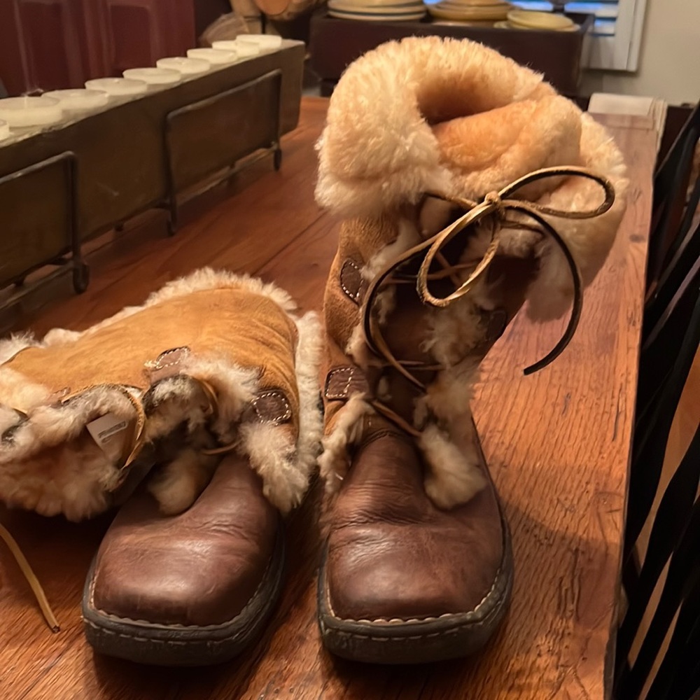 Born winter boot , leather bottom, suede top, fur lined, size 7/38